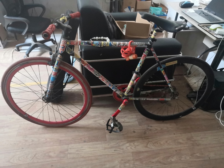 死飞自行车，买成1800块。久了不骑  卖...