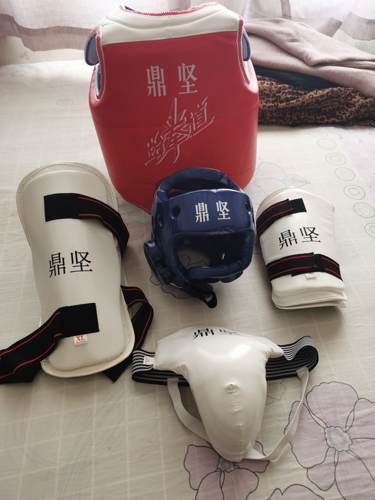 跆拳道全套护具，全新，一次没用过，但是用具...