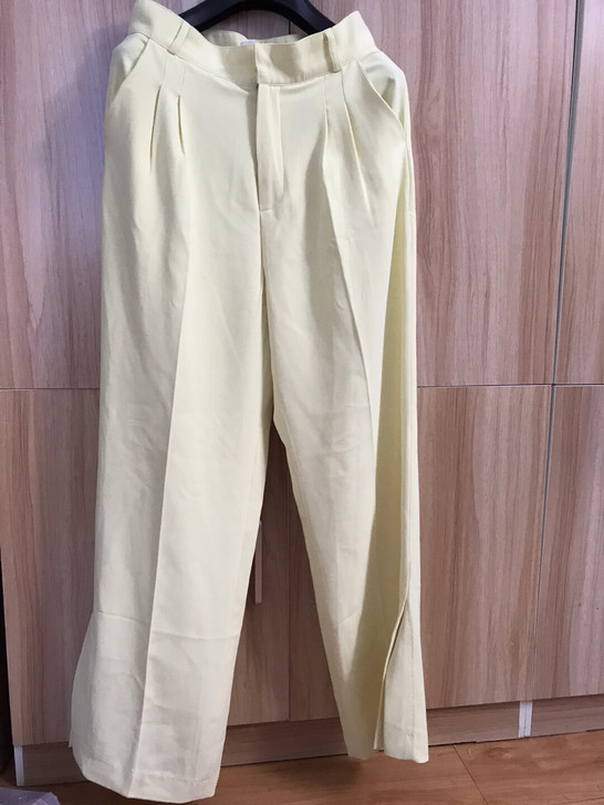 米黄色裤子，9新，S码，喜欢的带走，本人长...