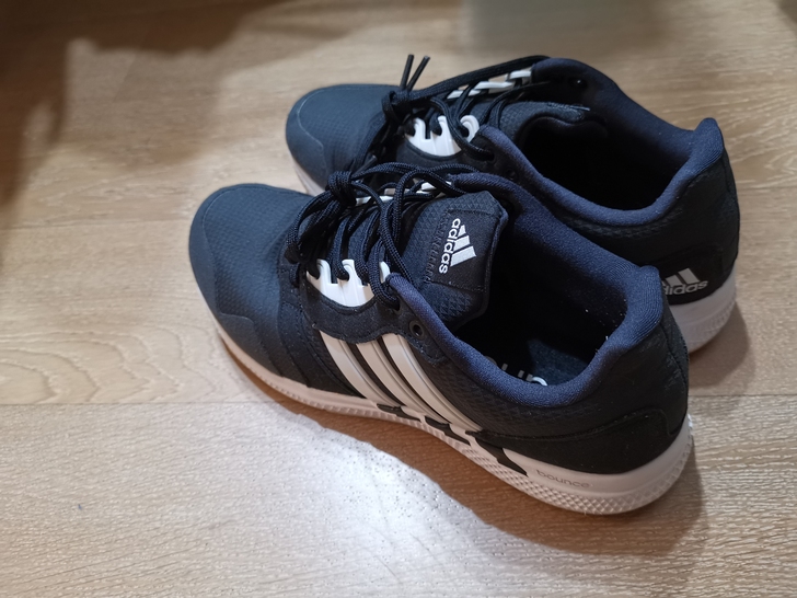 Adidas经典款女跑鞋，38码，四季可穿...