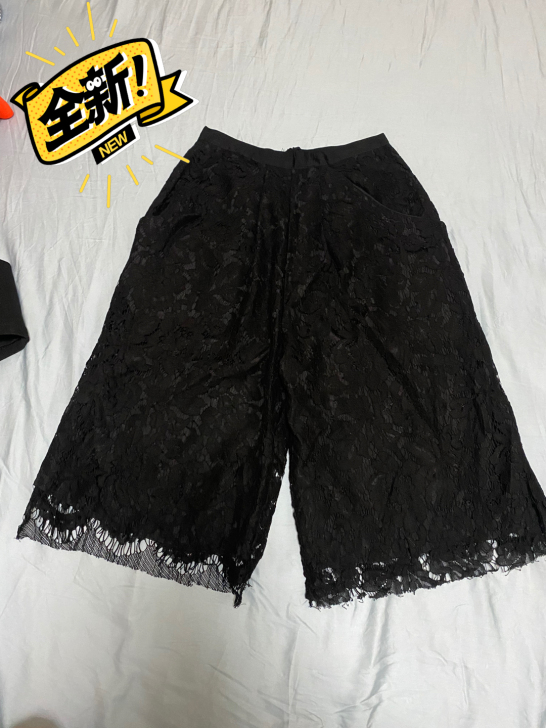 全新黑蕾丝短裤 刚好过膝 有内衬 质量很好...