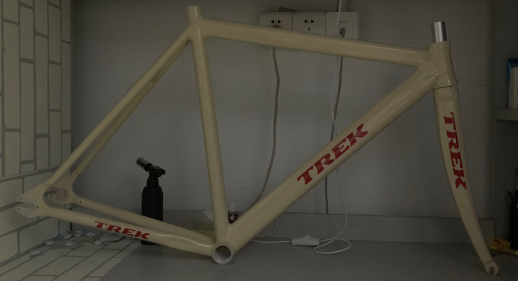 死飞车架，铝架，半碳前叉。配件：原装腕组、...