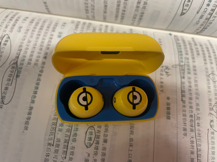 漫步者小黄人耳机，已用半年多一点点。续航什...
