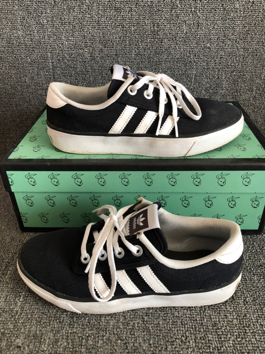 闲置阿迪达斯女鞋37码，整体穿着情况如图所...