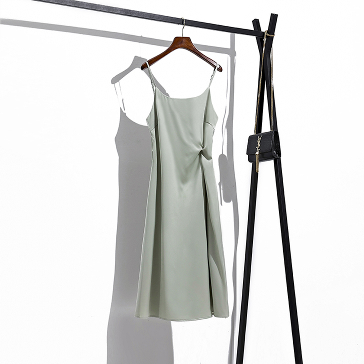 轻奢醋酸缎面蓝色外穿吊带连衣裙女露背显瘦性...