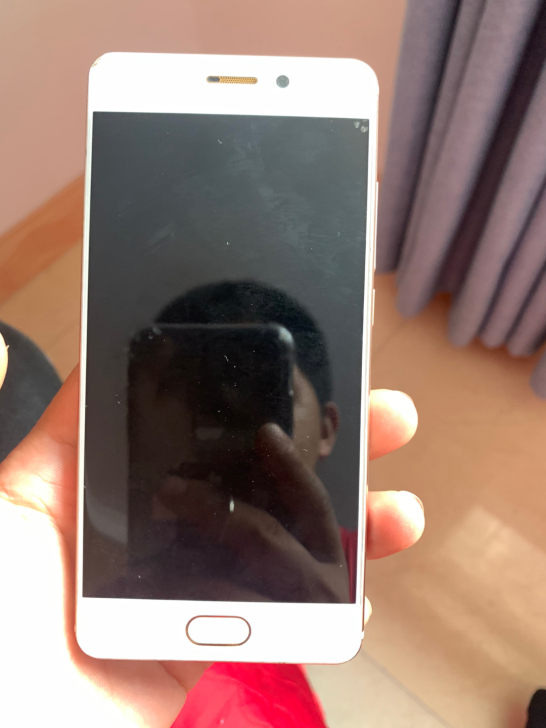 魅族7pro。屏好。有锁。一切都不包。点输...