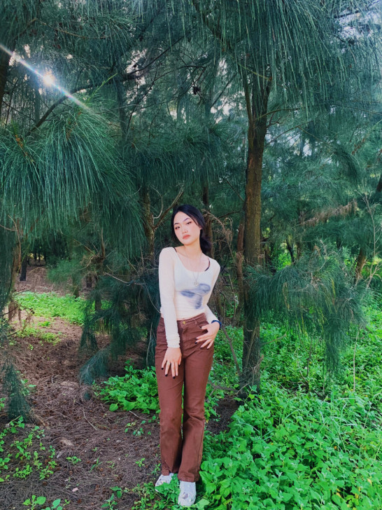 欧美风棕色弹力直筒微喇裤女包臀显##amp...