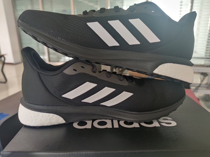 阿迪跑鞋，全新未穿，43码，280包邮