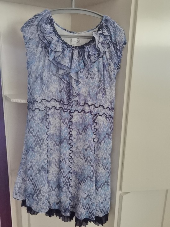 全新闲置裙子，实体店买入400多，长95厘...