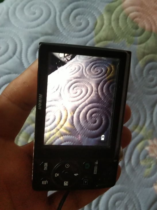 尼康s2500好用没有充电器，带卡