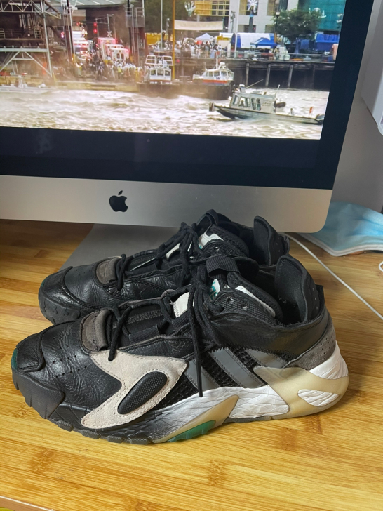 正品：阿迪达斯男士运动鞋 -42码