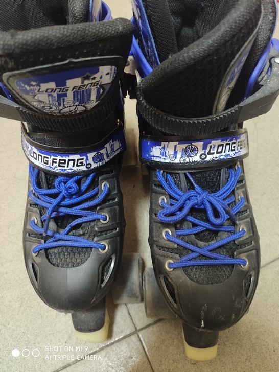 轮滑双排，轮子可以发光！穿过一次，放久了有...