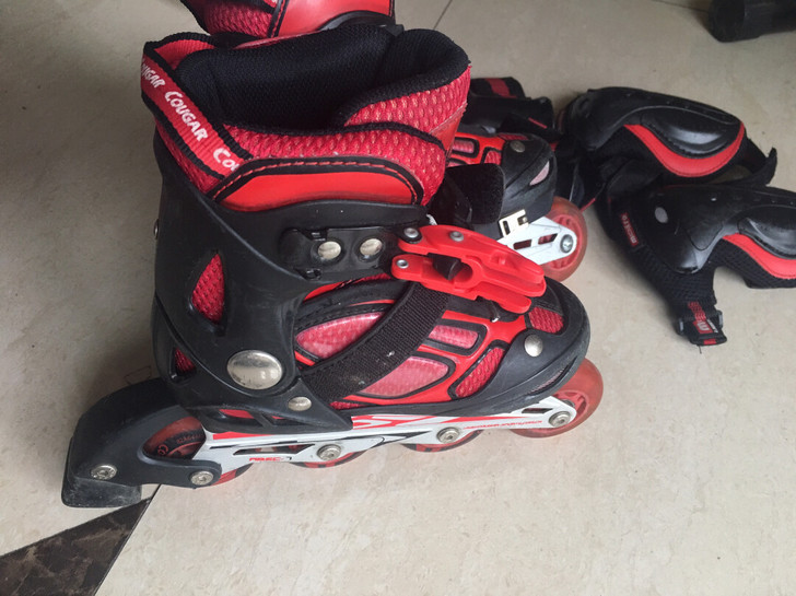 儿童轮滑鞋，护具安全帽齐全，我女儿小班中班...