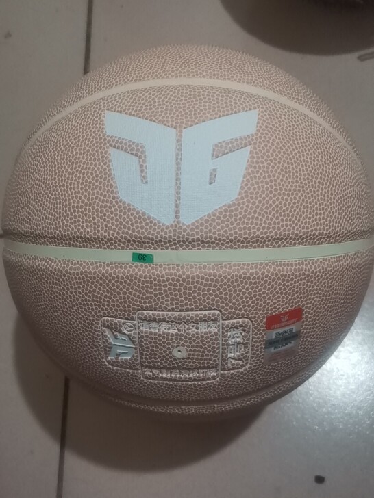 全新正品军哥少女粉七号篮球,低价出售。