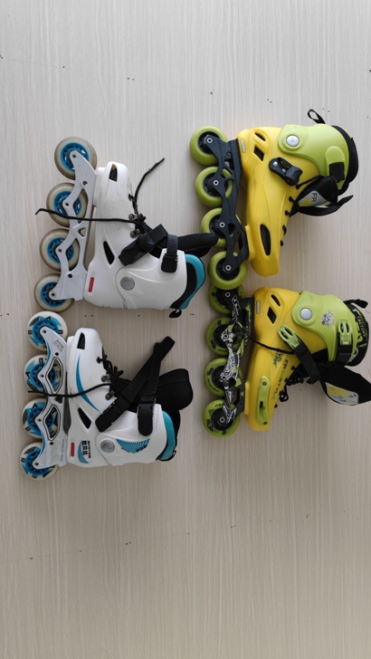 两双轮滑鞋 情侣的 没滑几回就放在那 收拾...