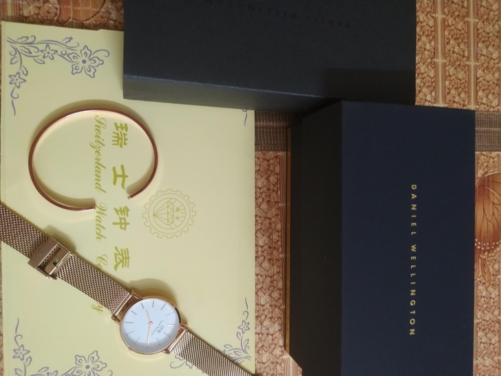 闲置DW手表金色黑色各一枚。买来就一直没带...