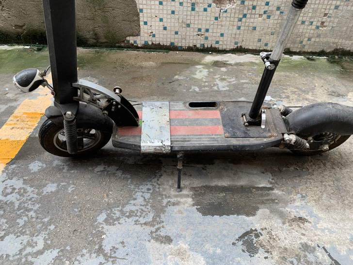 滑板车，帮人家出的，新旧程度 如图，本交易...