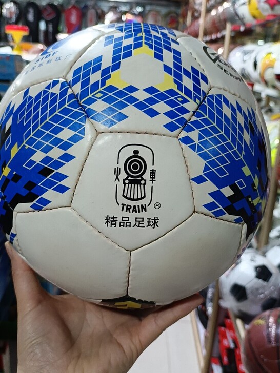特价出正品火车五号足球一个，PU材质，纯手...