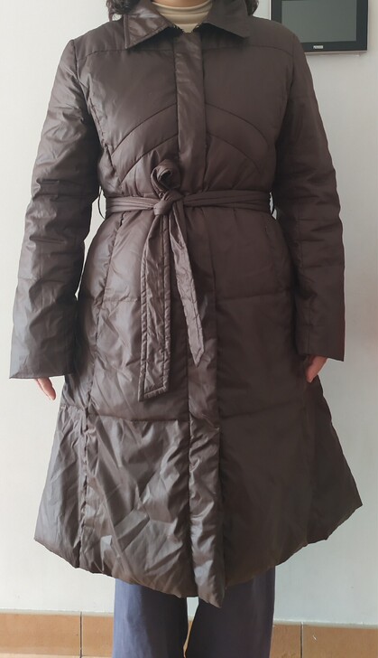 女式长款羽绒服,女款过膝盖无帽子,日本品牌...