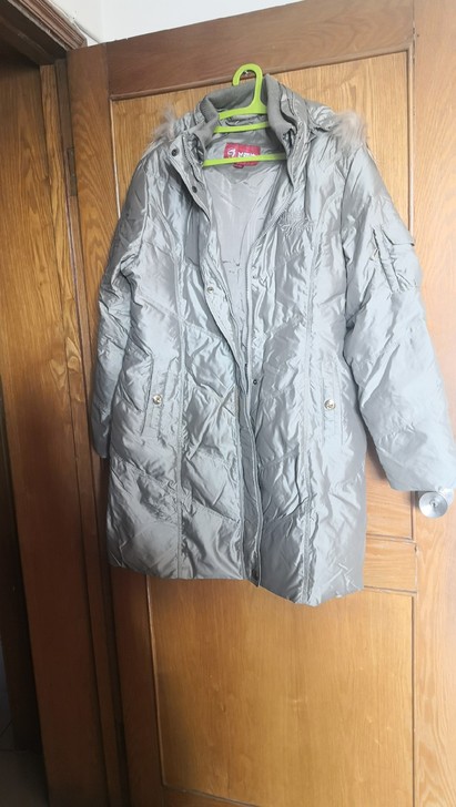 飞亚达女式羽绒服 衣长89公分，胸围114...