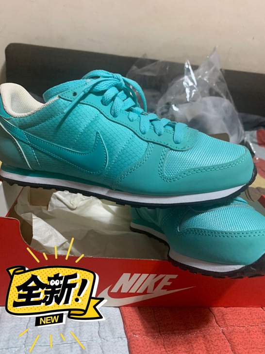Nike全新女款运动鞋，一次未穿，专卖店购...