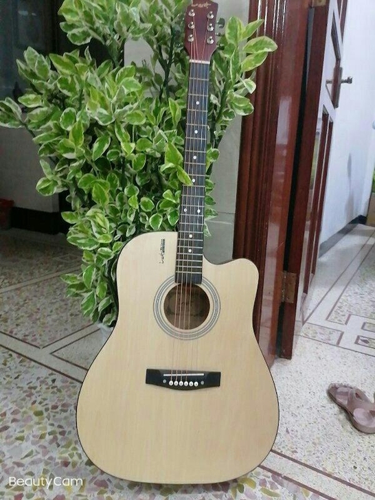 这是我5月份买的一把38寸单板原木色吉他 ...