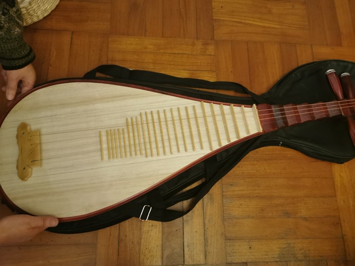 全新琵琶，一直没用，后来朋友送了一个，可刀...