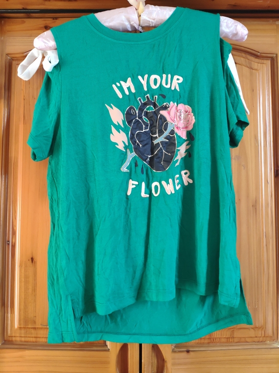 商场专柜购入，露肩款t恤，只穿过一次，面料...