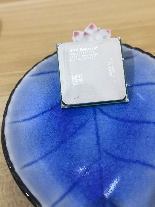 一个AMD CPU  SDH1300IAA...