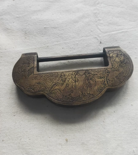 135号铜锁,刻人物的铜锁一把,钥匙没了,...