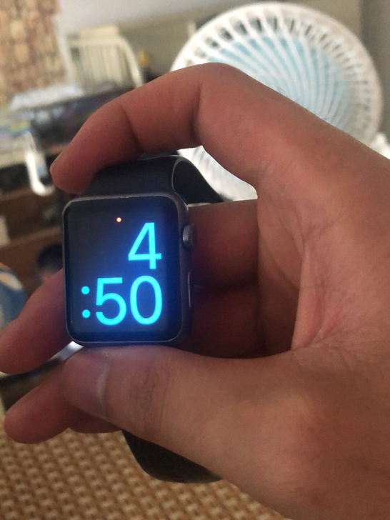 苹果手表1代,成色差,能退id,屏幕有划痕...