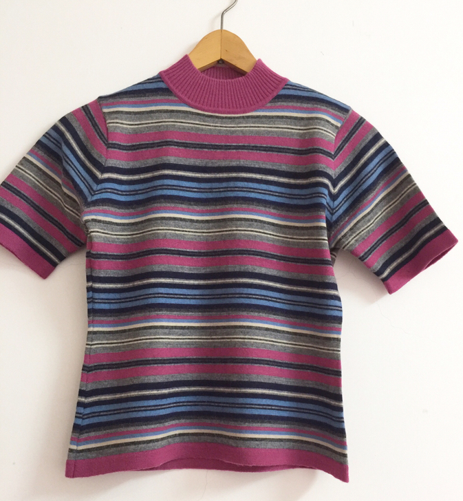 半高领条纹针织衫,可搭配裙子和宽腿裤,胸围...