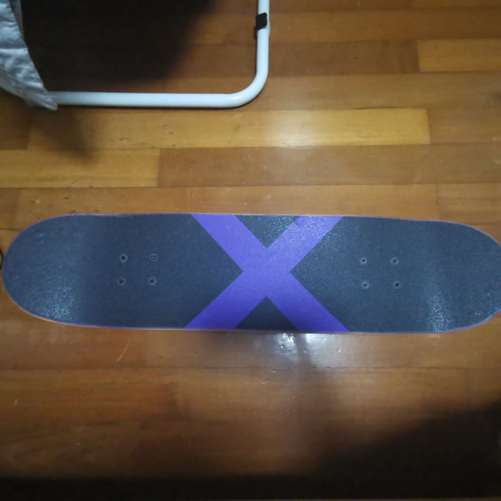 朋友送的滑板 全新地都没下过 自带价来