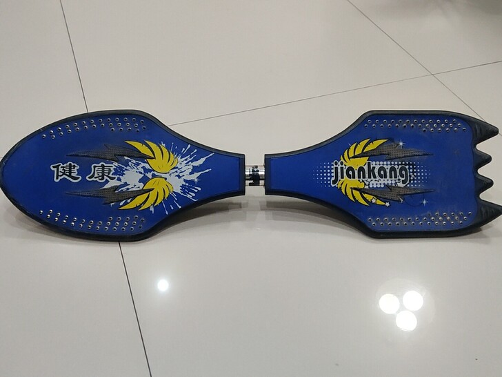 蛇板！滑板！8成新！有使用痕迹！用得不多！