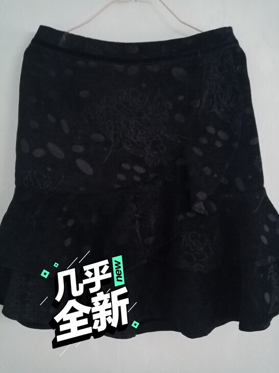 品牌黑绒裙，图案超级漂亮M码，红色蕾丝裙