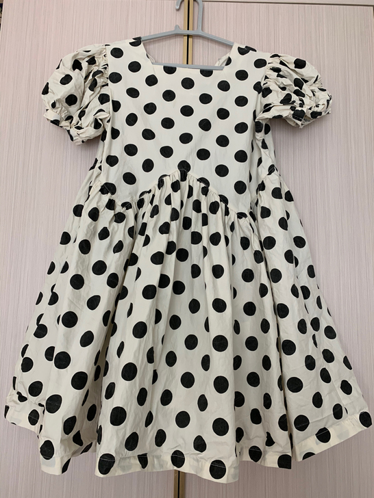 泡泡袖波点连衣裙