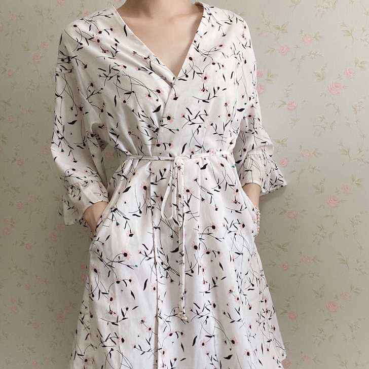 一片式的裙子 有暗扣和绑带 穿出门过两次