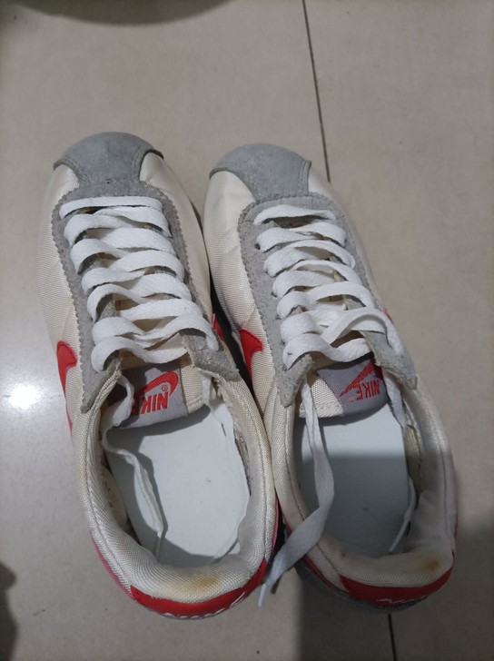 跑步鞋假的，出邮费就给，37码