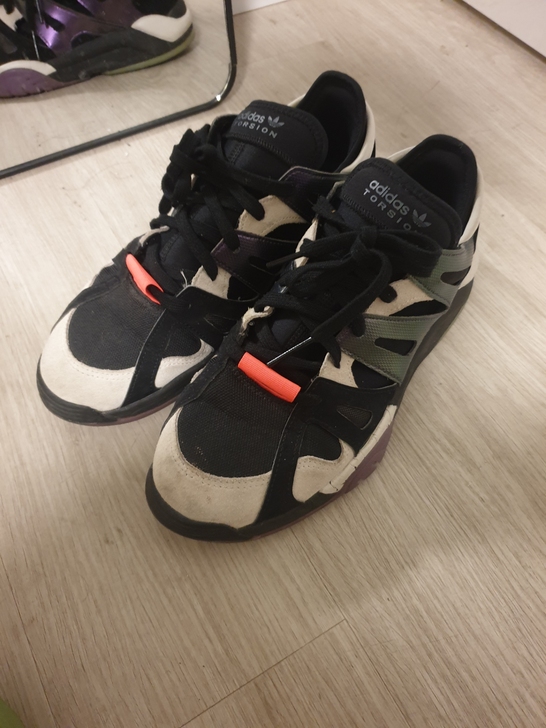 adidas 不知道什么系列感觉还挺好看的