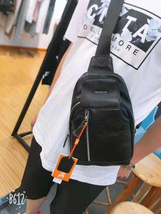 稻草人胸包  全新未拆封  亏本清仓   ...