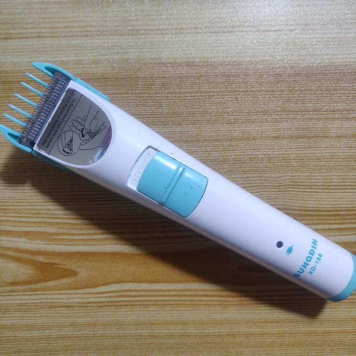 充电式迷你 理发器  配件齐全