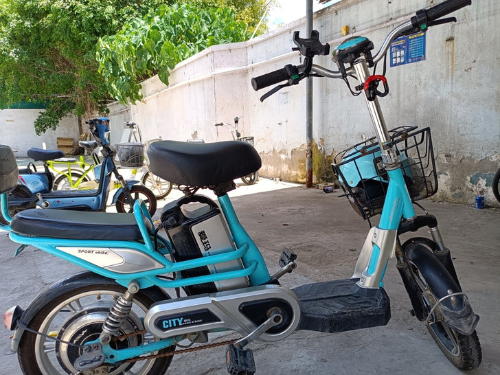 爱玛电动车锂电池，因为宿舍不给放车所以出掉...