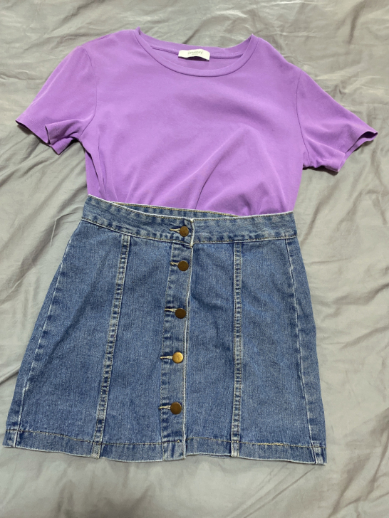 上衣很新，裙子稍微旧一点，质量很好，本人身...