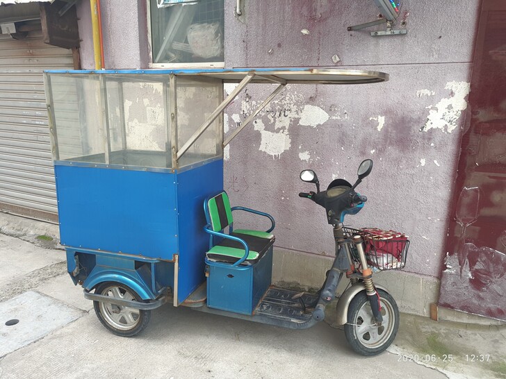 自用一手电瓶三轮车，一千多块钱定做了雨棚。...