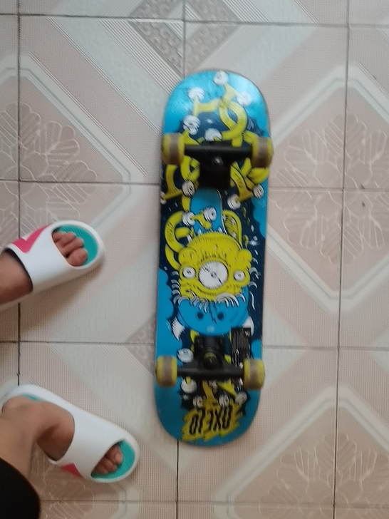 这是新手入门的滑板,现在不滑