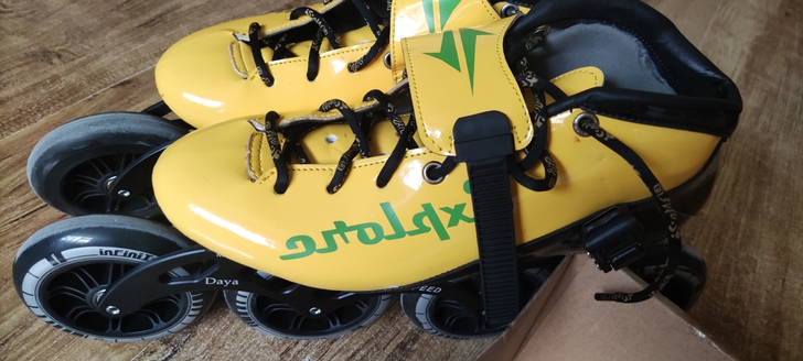 轮滑鞋，40码，买时候400+，在单位练习...