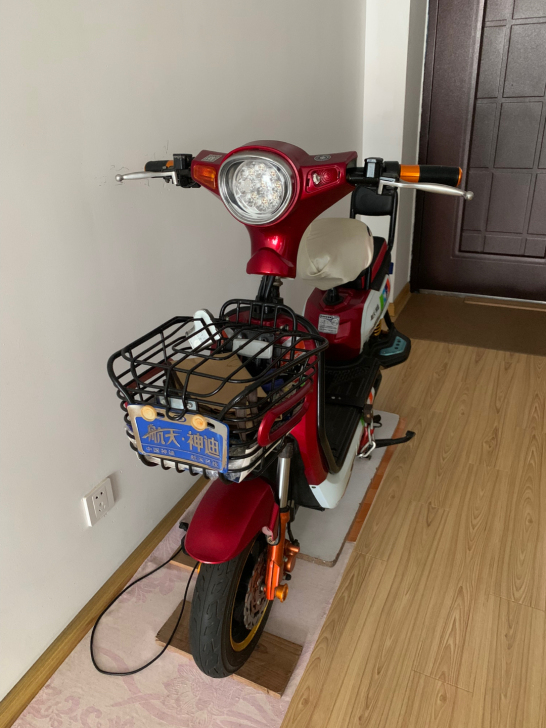 航天神迪电动车 成色很新 保护的很好 可小刀