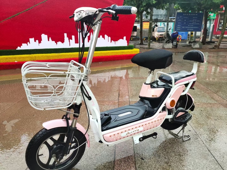 出售爱玛电动车一辆,九成新,可提电瓶充电,...