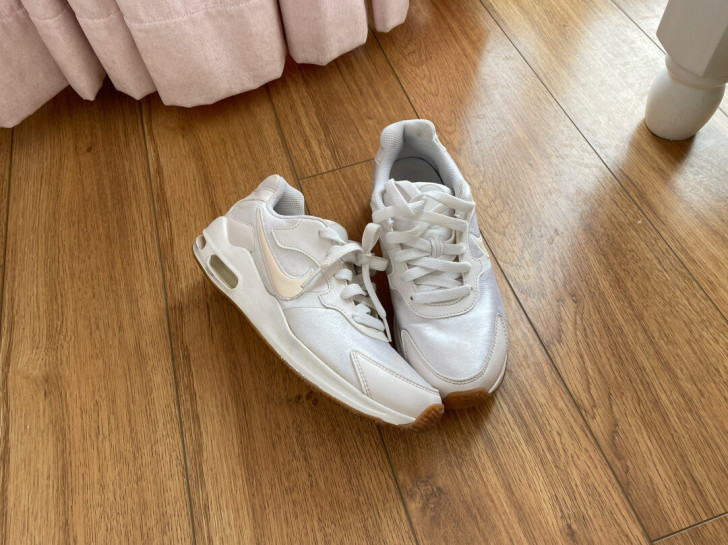 闲置专柜耐克白鞋丝绸缎面有瑕疵