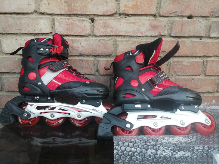 旱冰鞋单排轮黑红色男女都可穿